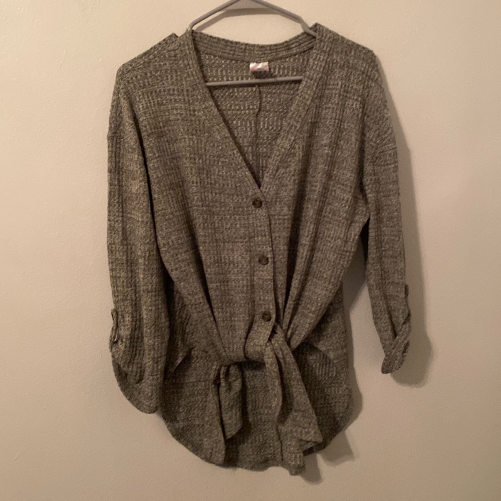 No boundaries Gray Button Down (Optional) Tie Front Longsleeve Shirt + Cuff [L]